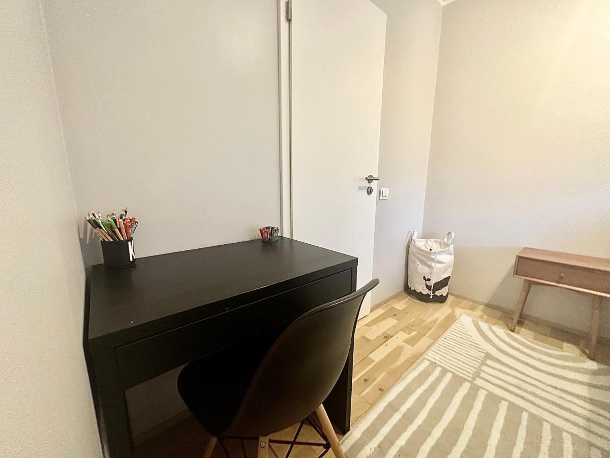 Spacious In The Suburbs Apartment *
