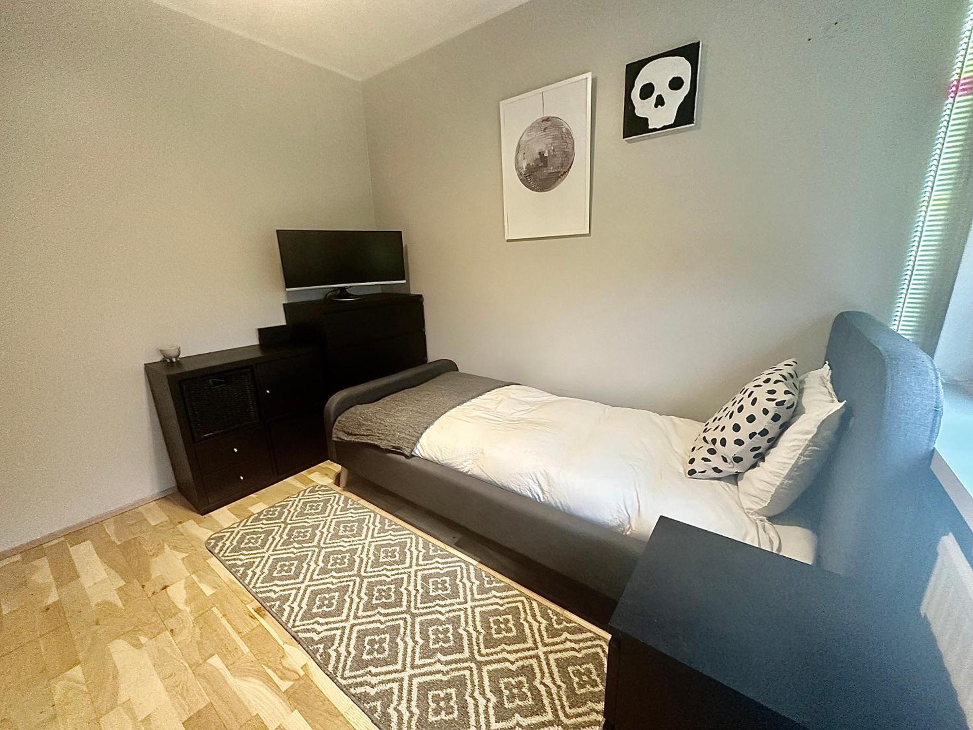 Spacious In The Suburbs Apartment *